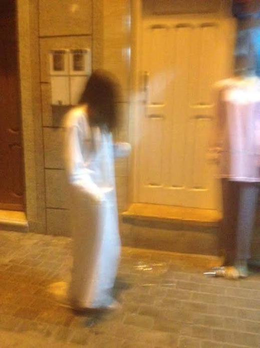 غريب.. سيدة تتجول ليلا بالحسيمة تثير التساؤلات لهذا السبب غريب.. سيدة تتجول ليلا بالحسيمة تثير التساؤلات لهذا السبب