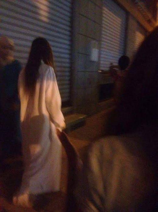 غريب.. سيدة تتجول ليلا بالحسيمة تثير التساؤلات لهذا السبب غريب.. سيدة تتجول ليلا بالحسيمة تثير التساؤلات لهذا السبب