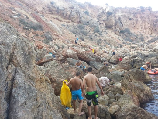 متطوعون يستخرجون  أزيد من 100 كلغ من النفايات من عمق شاطئ بورفحيام نواحي الحسيمة