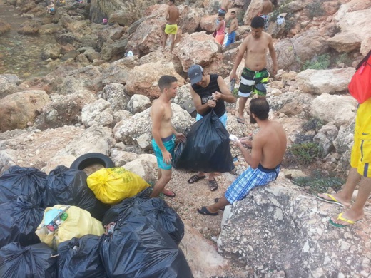 متطوعون يستخرجون أزيد من 100 كلغ من النفايات من عمق شاطئ بورفحيام نواحي الحسيمة متطوعون يستخرجون أزيد من 100 كلغ من النفايات من عمق شاطئ بورفحيام نواحي الحسيمة