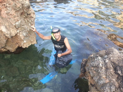 متطوعون يستخرجون أزيد من 100 كلغ من النفايات من عمق شاطئ بورفحيام نواحي الحسيمة متطوعون يستخرجون أزيد من 100 كلغ من النفايات من عمق شاطئ بورفحيام نواحي الحسيمة