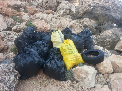 متطوعون يستخرجون  أزيد من 100 كلغ من النفايات من عمق شاطئ بورفحيام نواحي الحسيمة