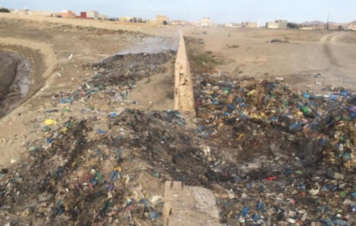 ساكنة بالدريوش تمنع الشاحنات من تفريغ حمولتها من الأزبال لهذا السبب