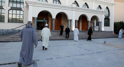 نصف المسلمين في فرنسا علمانيون وأكثر من الربع يتشددون في ممارسة الإسلام نصف المسلمين في فرنسا علمانيون وأكثر من الربع يتشددون في ممارسة الإسلام