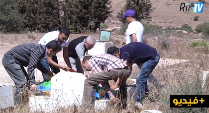 الأخبار بالريفية.. مناضلي الحركة الامازيغية يزورون قبر قاضي قدور في الذكرى 21 لوفاته الأخبار بالريفية.. مناضلي الحركة الامازيغية يزورون قبر قاضي قدور في الذكرى 21 لوفاته