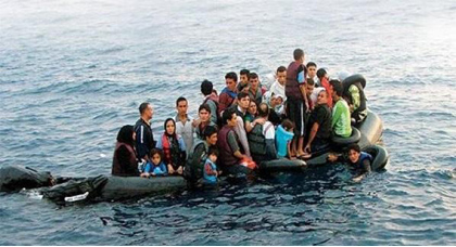 قارب يبحر من تمسمان على متنه 30 مهاجرا سريا و السلطات الاسبانية توقفه في عرض البحر 