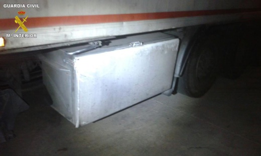 مليلية.. الكلاب المدربة تعثر على شخص مختبئا داخل شاحنة متجهة الى إسبانيا مليلية.. الكلاب المدربة تعثر على شخص مختبئا داخل شاحنة متجهة الى إسبانيا