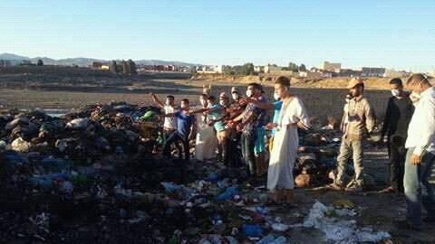 أبناء "أولاد موحند" بالدريوش يدخلون في اعتصام مفتوح بعد منعهم الشاحنات من تفريغ الأزبال بحيّهم أبناء "أولاد موحند" بالدريوش يدخلون في اعتصام مفتوح بعد منعهم الشاحنات من تفريغ الأزبال بحيّهم