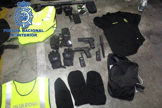 فضيحة أمنية كبيرة بإسبانيا.. عناصر من الحرس المدني يسرقون الحشيش المغربي في عمليات أمنية خارج القانون فضيحة أمنية كبيرة بإسبانيا.. عناصر من الحرس المدني يسرقون الحشيش المغربي في عمليات أمنية خارج القانون