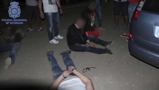 فضيحة أمنية كبيرة بإسبانيا.. عناصر من الحرس المدني يسرقون الحشيش المغربي في عمليات أمنية خارج القانون فضيحة أمنية كبيرة بإسبانيا.. عناصر من الحرس المدني يسرقون الحشيش المغربي في عمليات أمنية خارج القانون