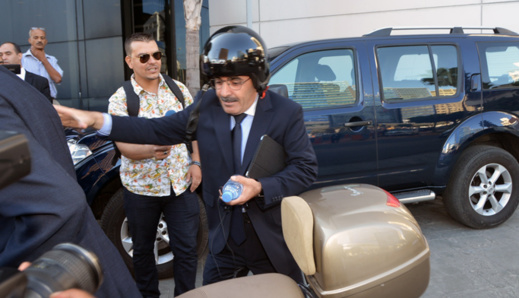 إلياس العماري يركب دراجة نارية وسط مدينة الدار البيضاء لهذا السبب إلياس العماري يركب دراجة نارية وسط مدينة الدار البيضاء لهذا السبب