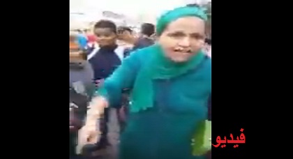 شاهدوا إمرأة تنفجر غضبا بسبب الاكتظاظ المدرسي غير المسبوق وسط استنكار عشرات الأساتذة