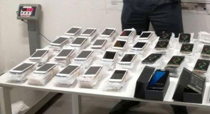 إيطاليا تعتقل مغربيين بحوزتهما 300 هاتف ذكـي مزور و7 آلاف أورو