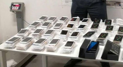 إيطاليا تعتقل مغربيين بحوزتهما 300 هاتف ذكـي مزور و7 آلاف أورو إيطاليا تعتقل مغربيين بحوزتهما 300 هاتف ذكـي مزور و7 آلاف أورو
