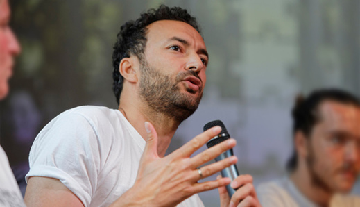 بدعم من إبن الناظور بوطالب عمدة روتردام.. فنان مغربي يقود تجمعا حاشدا ضد العنصرية بهولندا بدعم من إبن الناظور بوطالب عمدة روتردام.. فنان مغربي يقود تجمعا حاشدا ضد العنصرية بهولندا