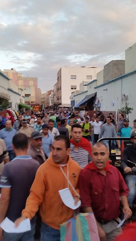 مثير بالصور والفيديو: حملة مضادّة موازية تدعو إلى مقاطعة الإنتخابات الآنية وسط حصار أمني بمدينة الناظور مثير بالصور والفيديو: حملة مضادّة موازية تدعو إلى مقاطعة الإنتخابات الآنية وسط حصار أمني بمدينة الناظور