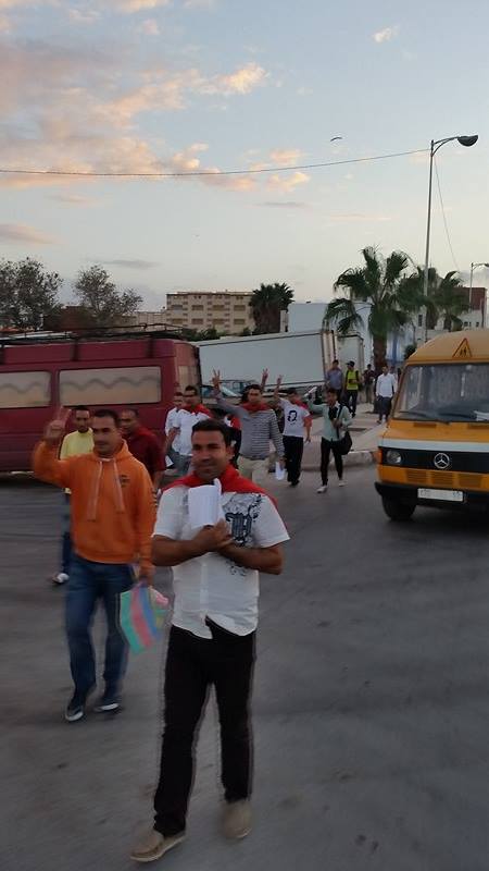 مثير بالصور والفيديو: حملة مضادّة موازية تدعو إلى مقاطعة الإنتخابات الآنية وسط حصار أمني بمدينة الناظور مثير بالصور والفيديو: حملة مضادّة موازية تدعو إلى مقاطعة الإنتخابات الآنية وسط حصار أمني بمدينة الناظور