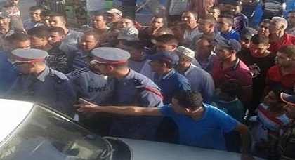 منع حافلة لنقل المسافرين من مواصلة رحلتها من الحسيمة إلى تطوان يؤجج ركابها ضد رجال الدرك منع حافلة لنقل المسافرين من مواصلة رحلتها من الحسيمة إلى تطوان يؤجج ركابها ضد رجال الدرك