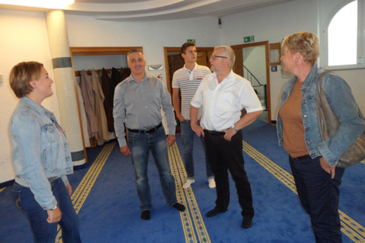 مسجد الموحدين بمدينة "اسن" الألمانية يفتح أبوابه لغير المسلمين لتعريفهم بالإسلام مسجد الموحدين بمدينة "اسن" الألمانية يفتح أبوابه لغير المسلمين لتعريفهم بالإسلام