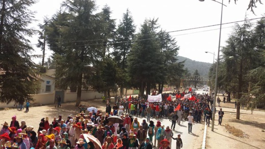 إضراب عام و مسيرة حاشدة نصفها من النساء تشل الحركة التجارية بتلا رواق نواحي الحسيمة لهذا السبب إضراب عام و مسيرة حاشدة نصفها من النساء تشل الحركة التجارية بتلا رواق نواحي الحسيمة لهذا السبب