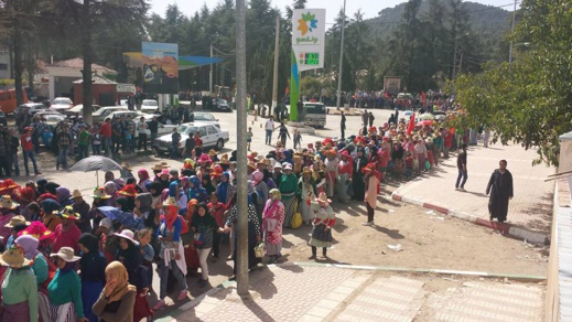 إضراب عام و مسيرة حاشدة نصفها من النساء تشل الحركة التجارية بتلا رواق نواحي الحسيمة لهذا السبب إضراب عام و مسيرة حاشدة نصفها من النساء تشل الحركة التجارية بتلا رواق نواحي الحسيمة لهذا السبب