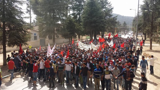 إضراب عام و مسيرة حاشدة نصفها من النساء تشل الحركة التجارية بتلا رواق نواحي الحسيمة لهذا السبب إضراب عام و مسيرة حاشدة نصفها من النساء تشل الحركة التجارية بتلا رواق نواحي الحسيمة لهذا السبب