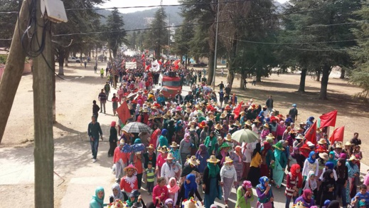 إضراب عام و مسيرة حاشدة نصفها من النساء تشل الحركة التجارية بتلا رواق نواحي الحسيمة لهذا السبب إضراب عام و مسيرة حاشدة نصفها من النساء تشل الحركة التجارية بتلا رواق نواحي الحسيمة لهذا السبب