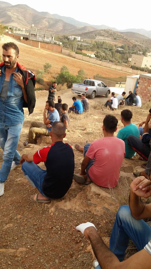 بالفيديو.. مواطنون بقرية إغريبن بتمسمان يرفضون التصويت و يحتجون أمام أحد مكاتب التصويت