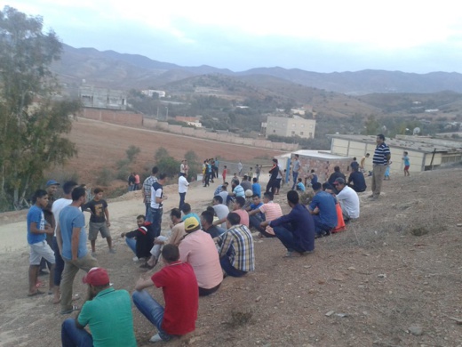 بالفيديو.. مواطنون بقرية إغريبن بتمسمان يرفضون التصويت و يحتجون أمام أحد مكاتب التصويت بالفيديو.. مواطنون بقرية إغريبن بتمسمان يرفضون التصويت و يحتجون أمام أحد مكاتب التصويت