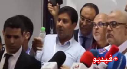 مثير بالفيديو.. شخص غاضب يقذف بنكيران بقنينة ماء خلال ندوة الإعلان عن النتائج