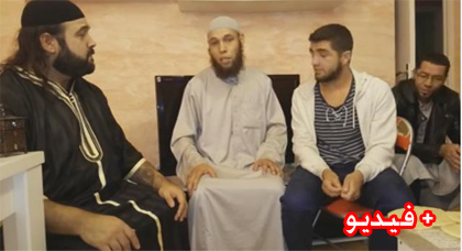 بالفيديو.. شباب ينحدرون من الريف يلقنون الشهادة لشاب إسباني إعتنق الاسلام بالفيديو.. شباب ينحدرون من الريف يلقنون الشهادة لشاب إسباني إعتنق الاسلام