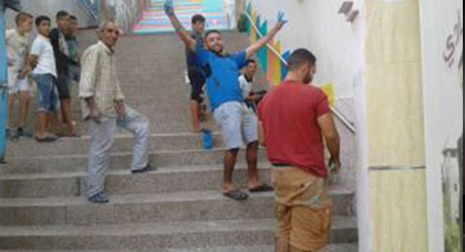 شباب من مدينة الحسيمة يقومون بمبادرة تزيين حيّهم السكني بطلاء الأزقة ورسم الجداريات وأصص الزهور