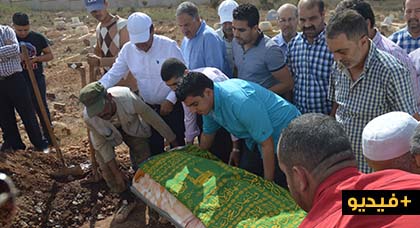 حشود من المواطنين يلقون نظرة الوداع على جثمان الراحل الدكتور زكرياء المجاهد في موكب جنائزي مهيب حشود من المواطنين يلقون نظرة الوداع على جثمان الراحل الدكتور زكرياء المجاهد في موكب جنائزي مهيب