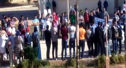 الدريوش.. الحركة التلاميذية بثانوية محمد السادس ببن الطيب تقاطع حصة دراسية وتخوض وقفة احتجاجية لهذا السبب الدريوش.. الحركة التلاميذية بثانوية محمد السادس ببن الطيب تقاطع حصة دراسية وتخوض وقفة احتجاجية لهذا السبب