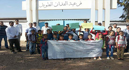 آباء وأولياء تلامذة يحتجون أمام مدرسة "الفدان الطويل" بجماعة البركانيين ضد المسؤولين في نيابة إقليم الناظور آباء وأولياء تلامذة يحتجون أمام مدرسة "الفدان الطويل" بجماعة البركانيين ضد المسؤولين في نيابة إقليم الناظور
