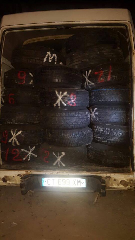 بالصور.. جمارك الناظور تحجز 700 عجلة مطاطية في الطريق الرابطة بين الناظور وبني أنصار بالصور.. جمارك الناظور تحجز 700 عجلة مطاطية في الطريق الرابطة بين الناظور وبني أنصار