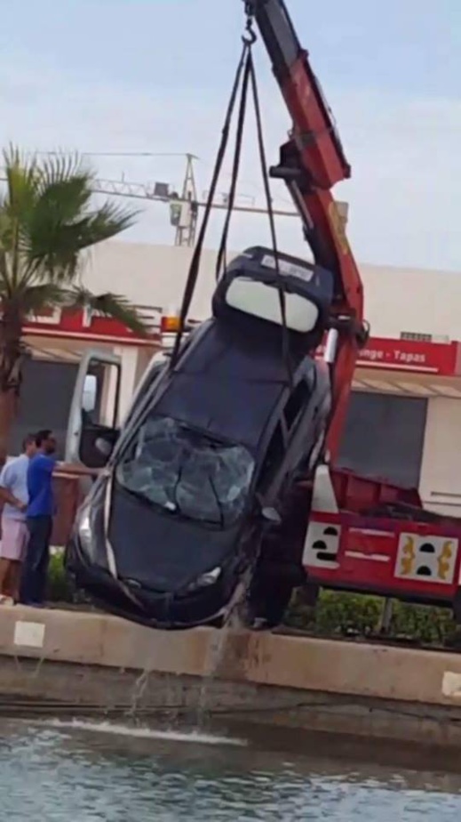 بالفيديو.. سقوط سيارة داخل حوض مياه  مارينا سعيدية 