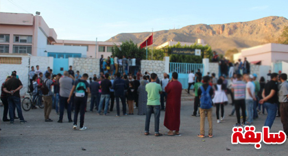 سابقة بزايو: تلاميذ غاضبون يحتجزون قائدا داخل مؤسستهم بعد تعنيفهم وعمالة الناظور تستنفر أجهزتها سابقة بزايو: تلاميذ غاضبون يحتجزون قائدا داخل مؤسستهم بعد تعنيفهم وعمالة الناظور تستنفر أجهزتها