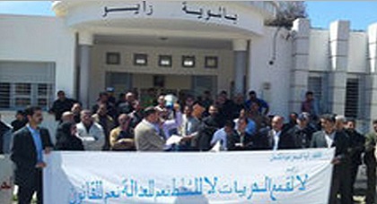 زايو تعيش على صفيح ساخن ومطالب بالترحيل الفوري لقائد كسّر يد تلميذ وعنّف آخرين زايو تعيش على صفيح ساخن ومطالب بالترحيل الفوري لقائد كسّر يد تلميذ وعنّف آخرين