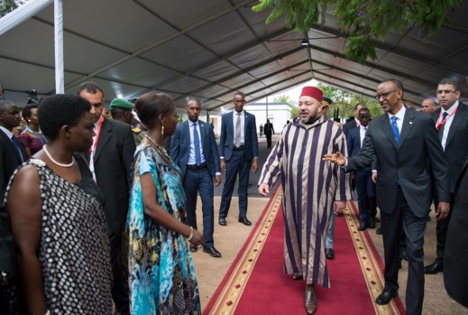 شاهدو صور الملك محمد السادس باللحية و الجلباب المغربي بعمق إفريقيا 