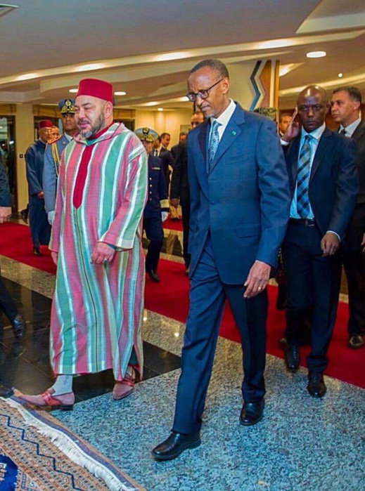 شاهدو صور الملك محمد السادس باللحية و الجلباب المغربي بعمق إفريقيا 