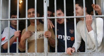 الرشق بفضلات الأمعاء.. "موضة" الاحتجاج الجديدة للسجناء المغاربة بألمانيا الرشق بفضلات الأمعاء.. "موضة" الاحتجاج الجديدة للسجناء المغاربة بألمانيا