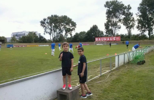 رغم حداثة سنّه الطفل عادل شمخة يشد الأنظار إلى موهبته الكروية الفذة ضمن فريقه الألماني رغم حداثة سنّه الطفل عادل شمخة يشد الأنظار إلى موهبته الكروية الفذة ضمن فريقه الألماني