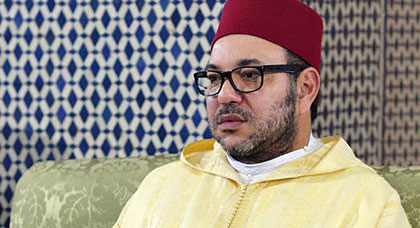 الملك محمد السادس يهدي 10 آلاف نسخة من المصحف المحمدي بعد أدائه صلاة الجمعة بتنزانيا