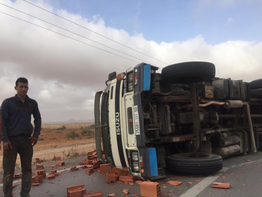 إنقلاب شاحنة محمّلة بأطنان من "الياجور" تؤدي إلى إغلاق طريق العروي وسلوان لحوالي ساعة من الزمن إنقلاب شاحنة محمّلة بأطنان من "الياجور" تؤدي إلى إغلاق طريق العروي وسلوان لحوالي ساعة من الزمن