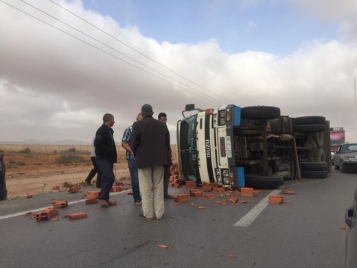 إنقلاب شاحنة محمّلة بأطنان من "الياجور" تؤدي إلى إغلاق طريق العروي وسلوان لحوالي ساعة من الزمن إنقلاب شاحنة محمّلة بأطنان من "الياجور" تؤدي إلى إغلاق طريق العروي وسلوان لحوالي ساعة من الزمن