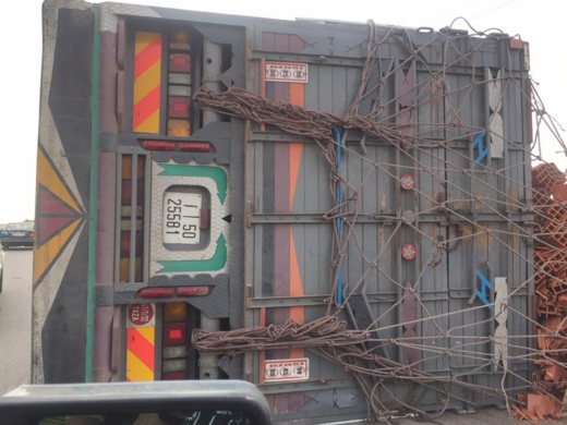 إنقلاب شاحنة محمّلة بأطنان من "الياجور" تؤدي إلى إغلاق طريق العروي وسلوان لحوالي ساعة من الزمن إنقلاب شاحنة محمّلة بأطنان من "الياجور" تؤدي إلى إغلاق طريق العروي وسلوان لحوالي ساعة من الزمن