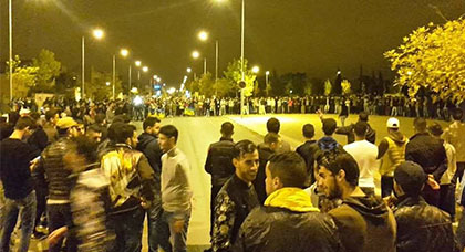 إحتشاد المئات من الطلبة الريفيين أمام ولاية وجدة احتجاجا على مقتل الحسيمي بائع السمك إحتشاد المئات من الطلبة الريفيين أمام ولاية وجدة احتجاجا على مقتل الحسيمي بائع السمك