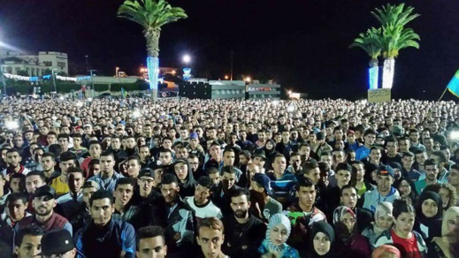 إحتجاجات الحسيمة... المرأة الريفية أبانت عن حسها النضالي وسلمية المسيرات إنتزعت إشادة المتتبعين إحتجاجات الحسيمة... المرأة الريفية أبانت عن حسها النضالي وسلمية المسيرات إنتزعت إشادة المتتبعين