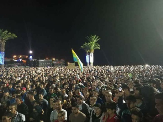 إحتجاجات الحسيمة... المرأة الريفية أبانت عن حسها النضالي وسلمية المسيرات إنتزعت إشادة المتتبعين إحتجاجات الحسيمة... المرأة الريفية أبانت عن حسها النضالي وسلمية المسيرات إنتزعت إشادة المتتبعين